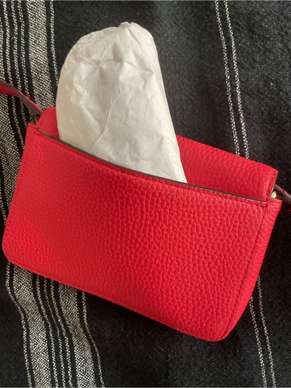 kate spade Pebbled Leather Crossbody in Bright Red. One size. NWOT. Never used. - Picture 4 of 11